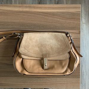 Guess saddle bag crossbody purse